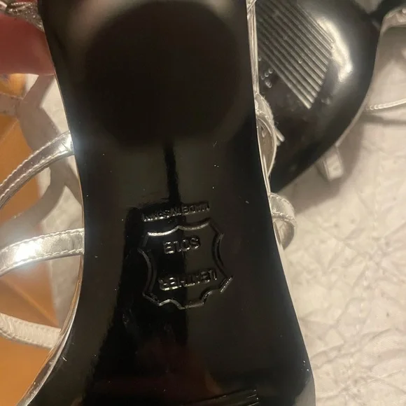 • Stuart Weitzman Metallic Silver  Leather Sandals size 9 - Picture 12 of 12